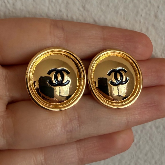 CHANEL Jewelry - 🖤Vintage Chanel Gold CC Logo Earrings✨